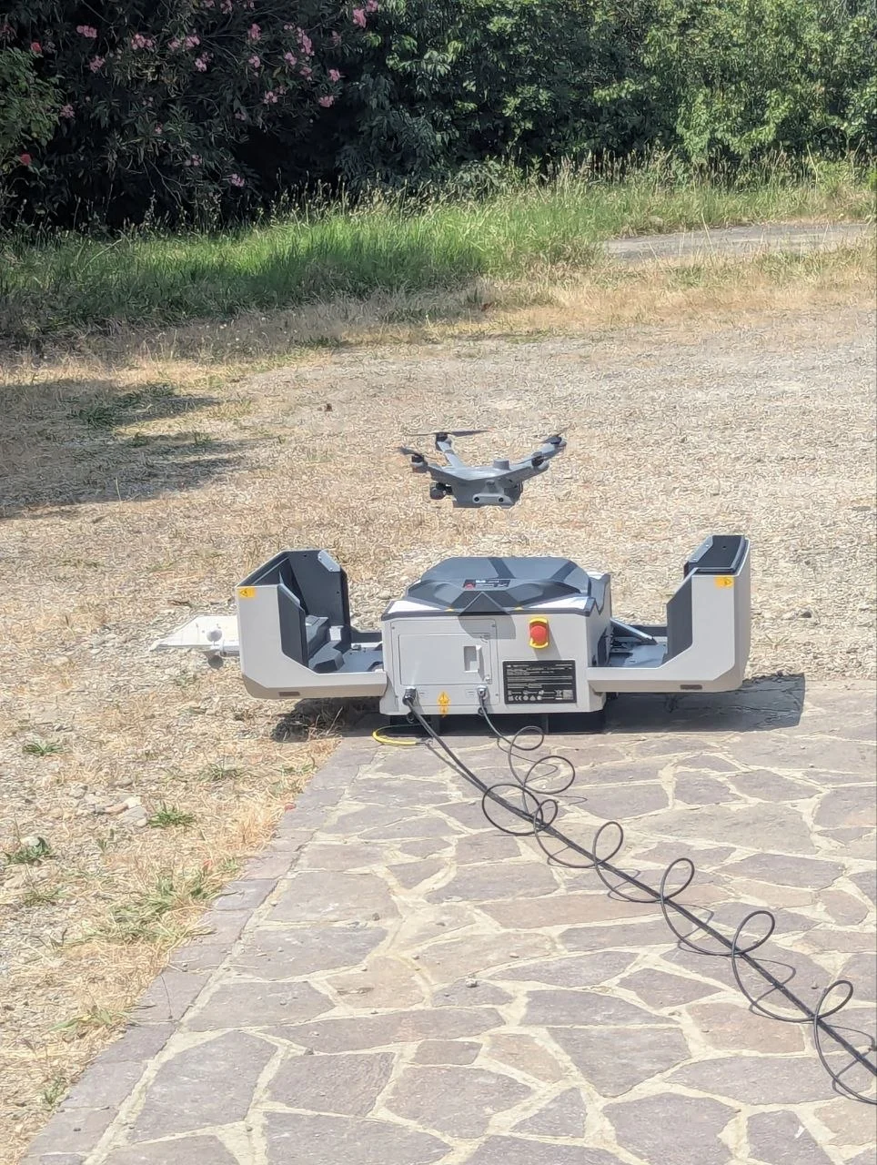 Drone in volo vicino alla sua stazione a terra.